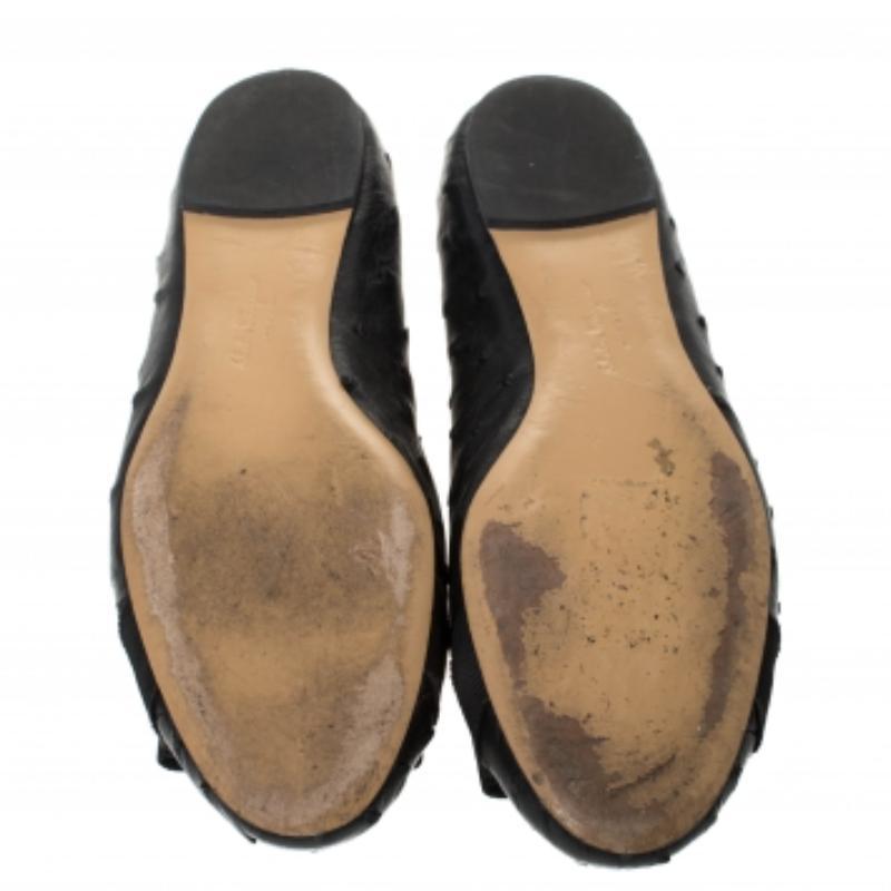 Nero Salvatore Ferragamo Ballerine Varina in pelle di struzzo nera misura 38,5 in vendita