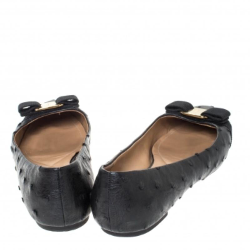 Salvatore Ferragamo Ballerine Varina in pelle di struzzo nera misura 38,5 In condizioni discrete in vendita a Dubai, Al Qouz 2