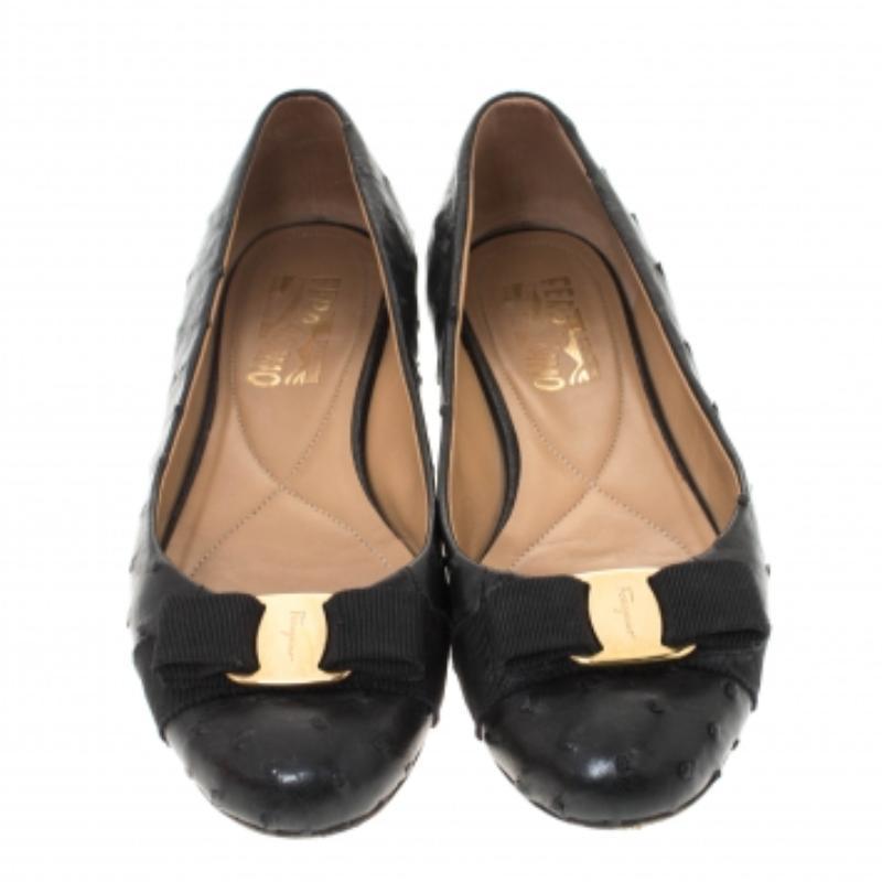 Donna Salvatore Ferragamo Ballerine Varina in pelle di struzzo nera misura 38,5 in vendita