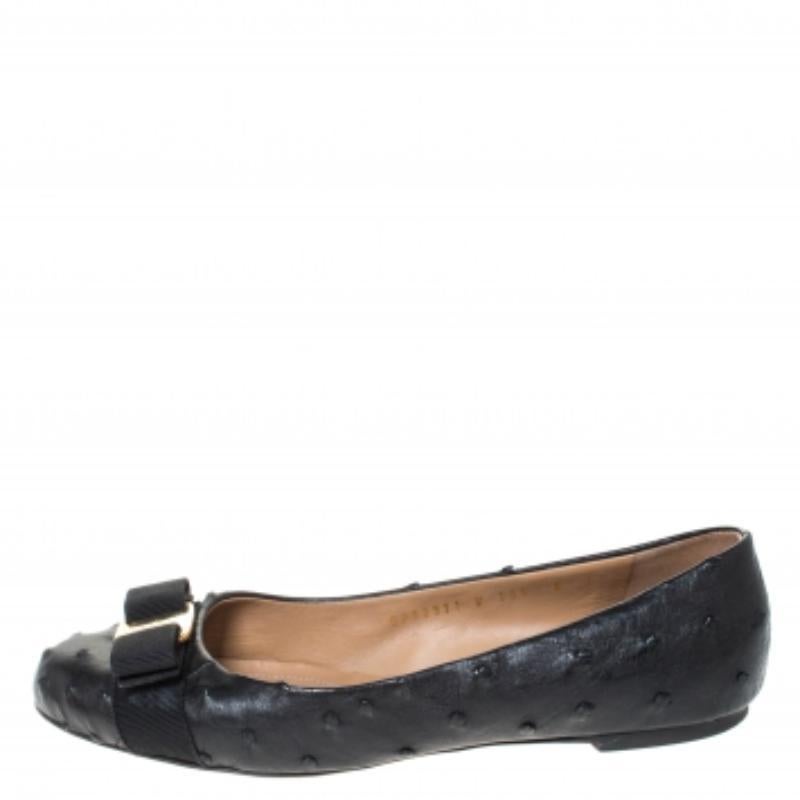 Salvatore Ferragamo Ballerine Varina in pelle di struzzo nera misura 38,5 in vendita 1
