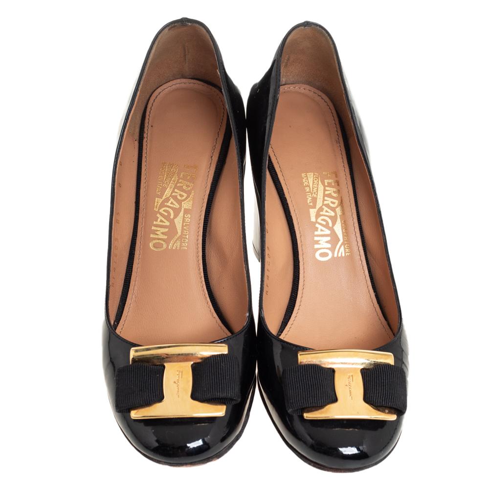 Boost your style quotient when you wear these pumps from the house of Salvatore Ferragamo. Crafted from patent leather, they feature signature bows and lovely block heels. Add a touch of classic glamour to your look by wearing these black pumps.

