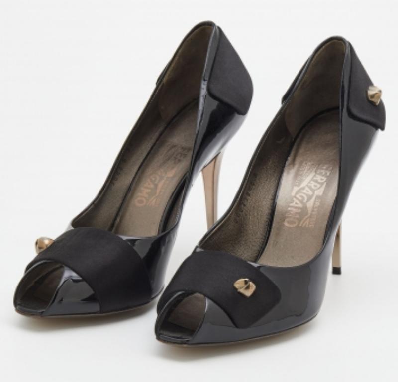 Completa il tuo outfit ben messo con queste scarpe di Salvatore Ferragamo. Minimali e di classe, hanno una costruzione straordinaria per una qualità duratura e una calzata confortevole.