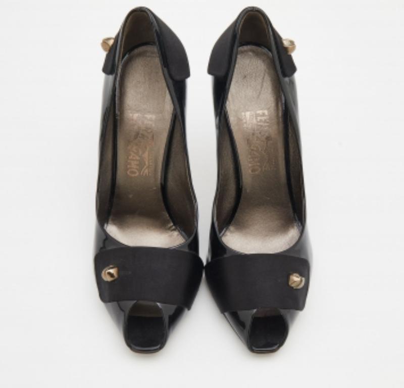 Nero Salvatore Ferragamo Pumps Peep Toe in vernice e raso nero taglia 40 in vendita