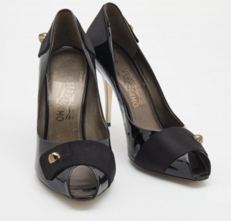 Salvatore Ferragamo Pumps Peep Toe in vernice e raso nero taglia 40 In condizioni buone in vendita a Dubai, Al Qouz 2