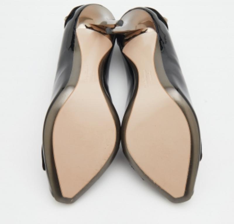 Salvatore Ferragamo Pumps Peep Toe in vernice e raso nero taglia 40 in vendita 2