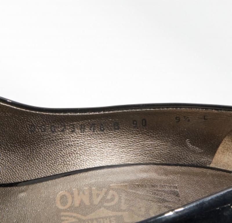 Salvatore Ferragamo Pumps Peep Toe in vernice e raso nero taglia 40 in vendita 3