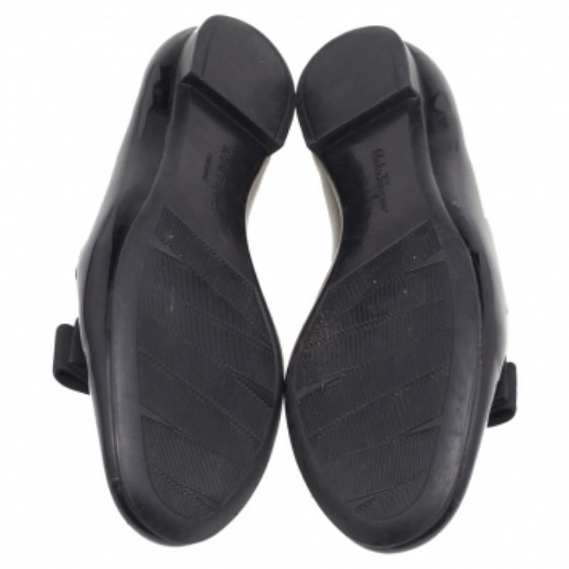 Salvatore Ferragamo Schwarze Lackleder-Sessel mit Smoking-Schleife Größe 37 im Zustand „Relativ gut“ im Angebot in Dubai, Al Qouz 2