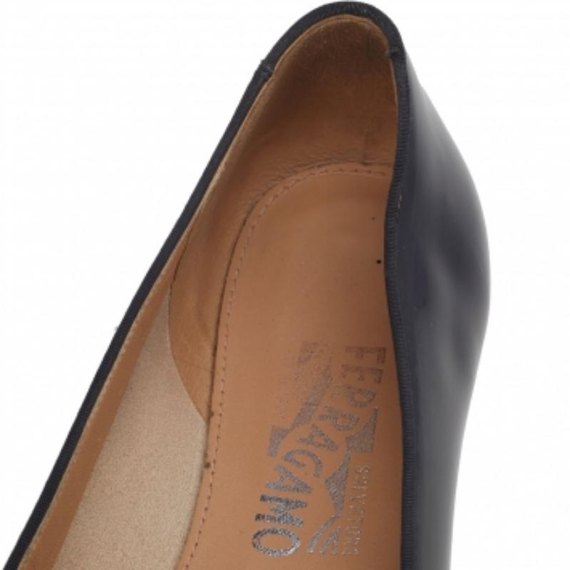 Salvatore Ferragamo Schwarze Lackleder-Sessel mit Smoking-Schleife Größe 37 im Angebot 1