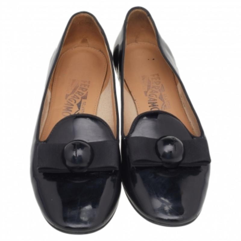 Salvatore Ferragamo Schwarze Lackleder-Sessel mit Smoking-Schleife Größe 37 im Angebot 2