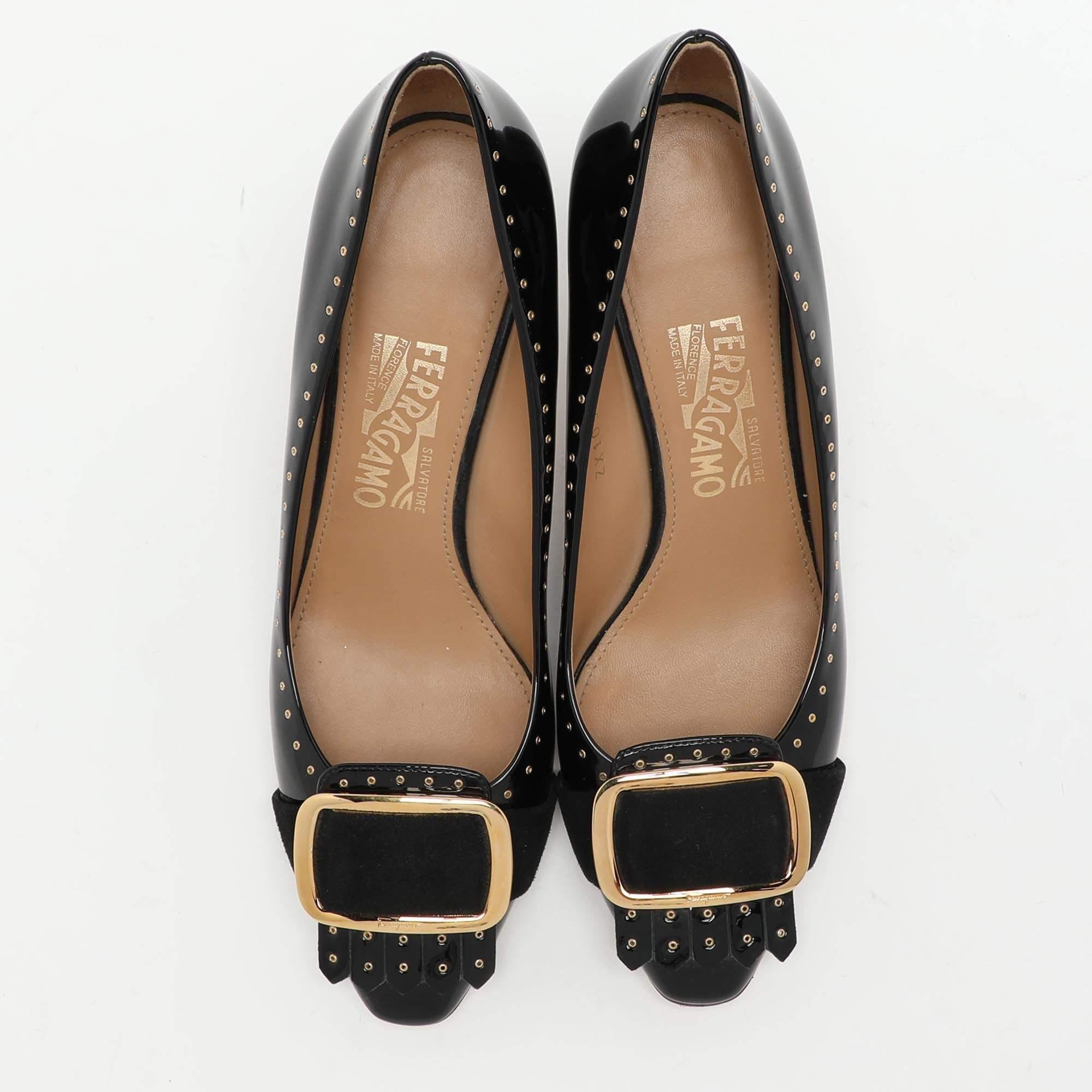 Nero Salvatore Ferragamo Pumps in pelle verniciata nera impreziosite da un tacco 39.5