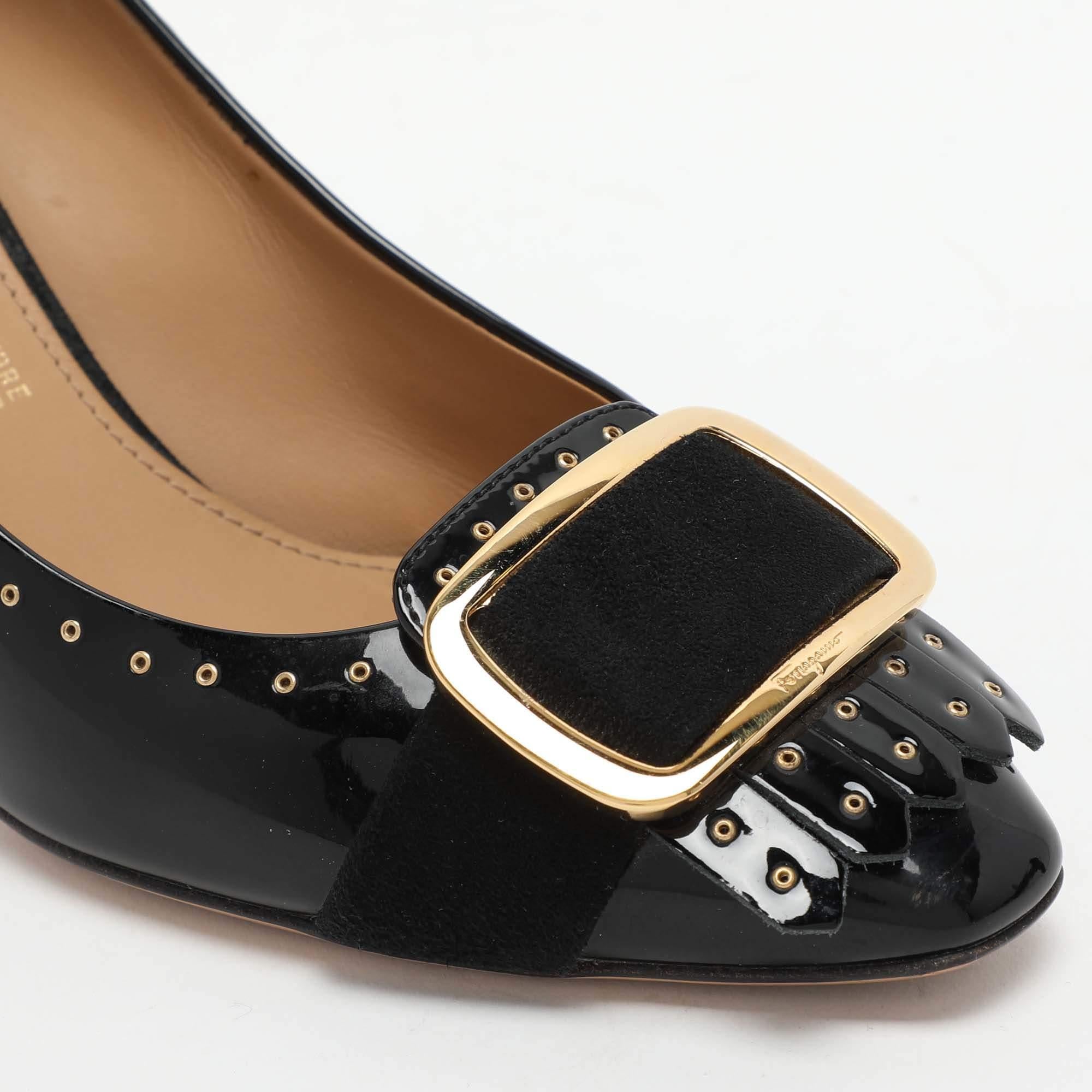 Salvatore Ferragamo Schwarze Pumps aus Lackleder mit Lacklederverzierung Größe 39,5 im Angebot 3