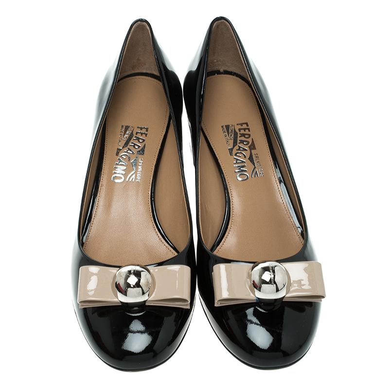 What beauty are these pumps from Salvatore Ferragamo! They are beautifully crafted from patent leather and styled with bow details on the uppers. They are complete with 4.5 cm block heels made from plexiglass.

Includes: Info Booklet, Original Box,