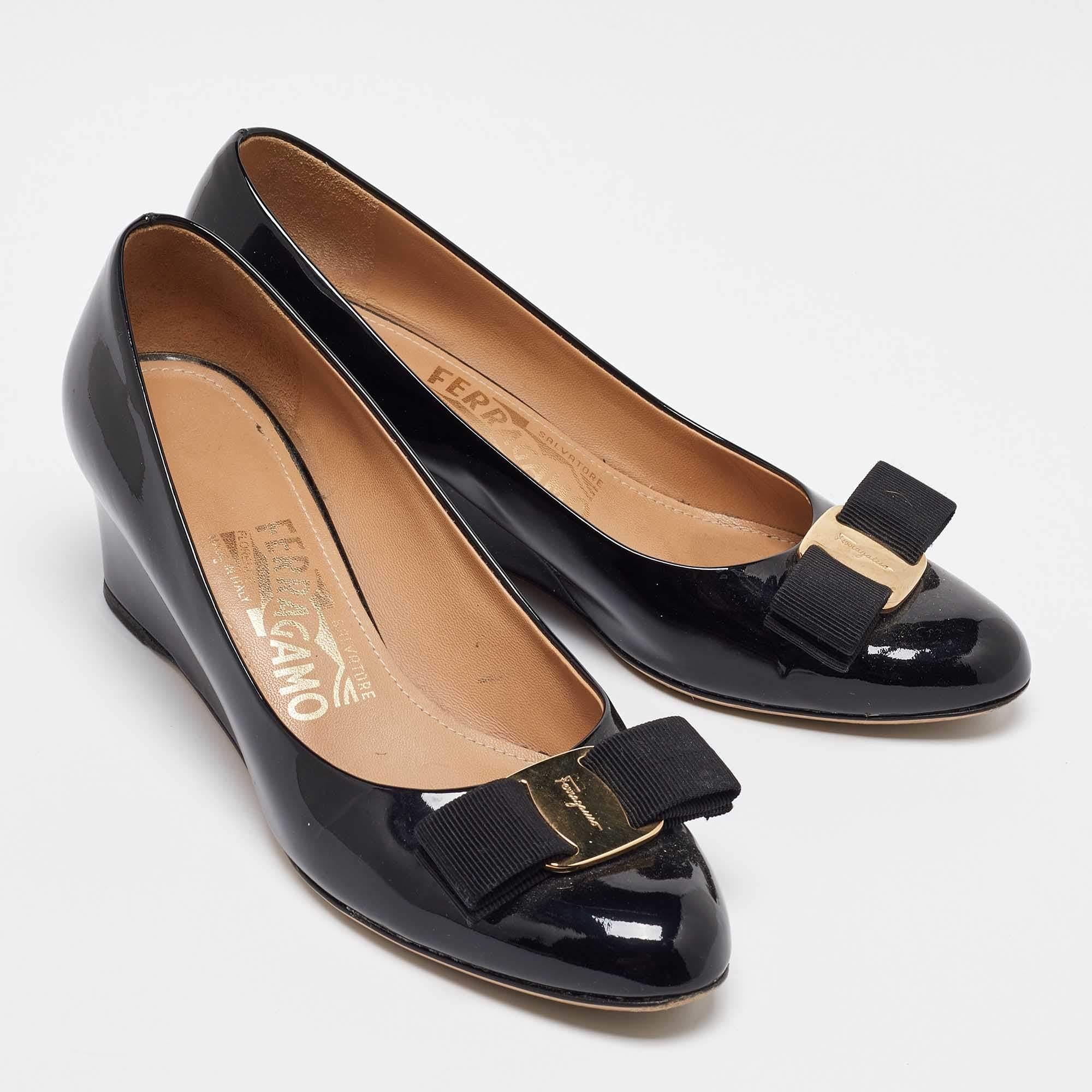 Women's Salvatore Ferragamo Black Patent Leather Flo Vara Wedge Pumps Size 35 For Sale
