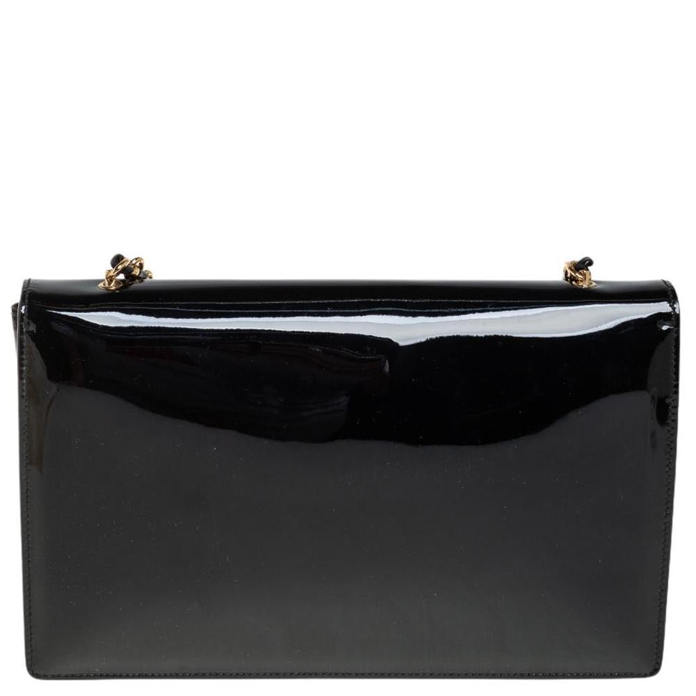 This Ginny bag by Salvatore Ferragamo brings a simple, stylish design. Crafted from patent leather, it features a classy black shade, a leather woven chain, and a fabric interior sized perfectly to hold your little essentials. This bag is a