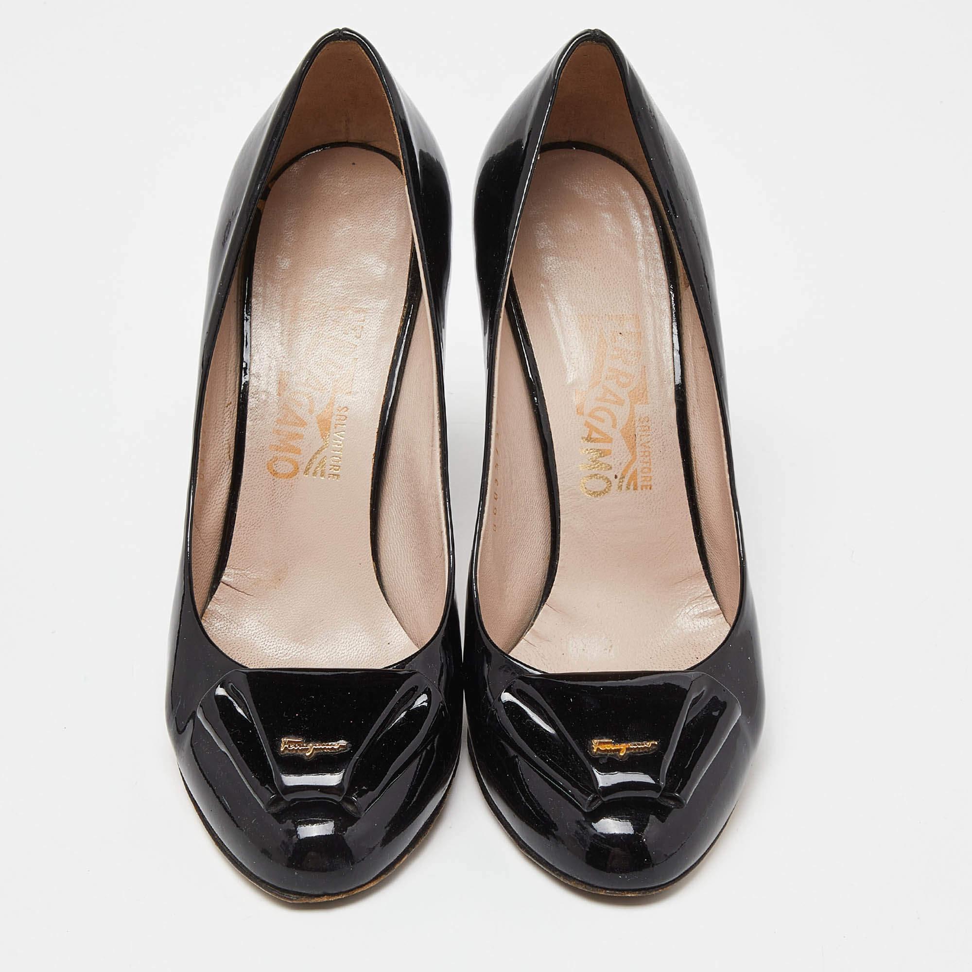 Salvatore Ferragamo Black Patent Leather Pumps Size 37.5 In Fair Condition For Sale In Dubai, Al Qouz 2