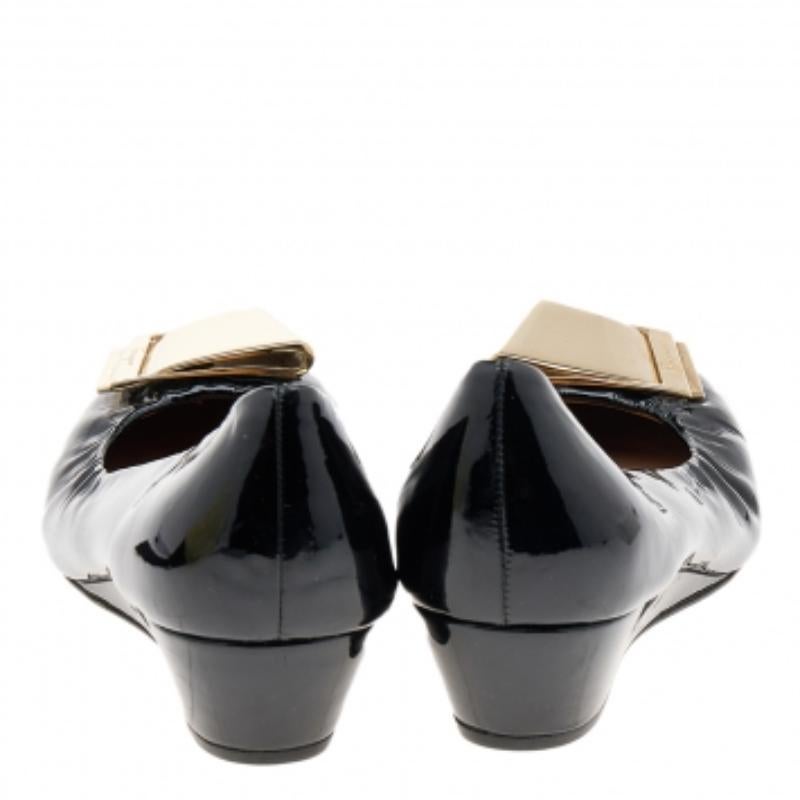 Salvatore Ferragamo Schwarze Lackleder-Pumps Größe 37,5 im Zustand „Gut“ im Angebot in Dubai, Al Qouz 2