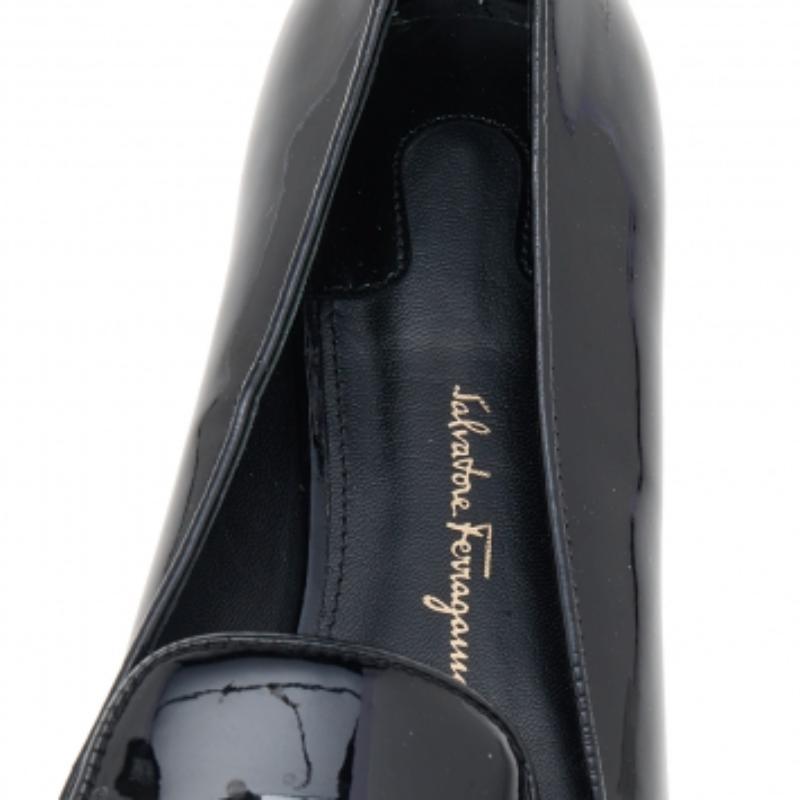 Salvatore Ferragamo è da sempre conosciuto per l'eccellenza dell'artigianato. Aggiungi l'estetica di lusso del marchio al tuo armadio con questo paio. Delicatamente realizzate in pelle verniciata, le pantofole da fumo hanno una finitura liscia.