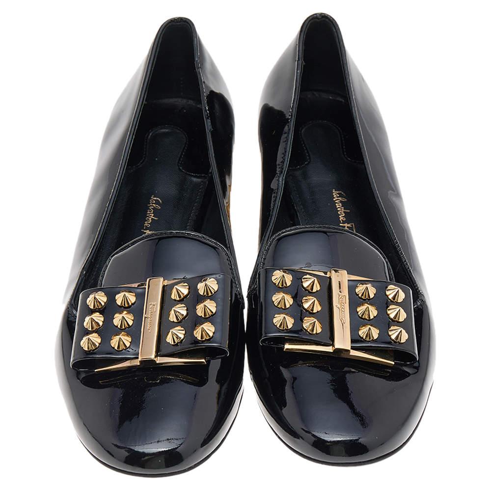 Salvatore Ferragamo has always been known for excellence in craftsmanship. Add the brand's luxe aesthetic to your closet with this pair. Delicately crafted using patent leather, the smoking slippers come with a smooth finish.

