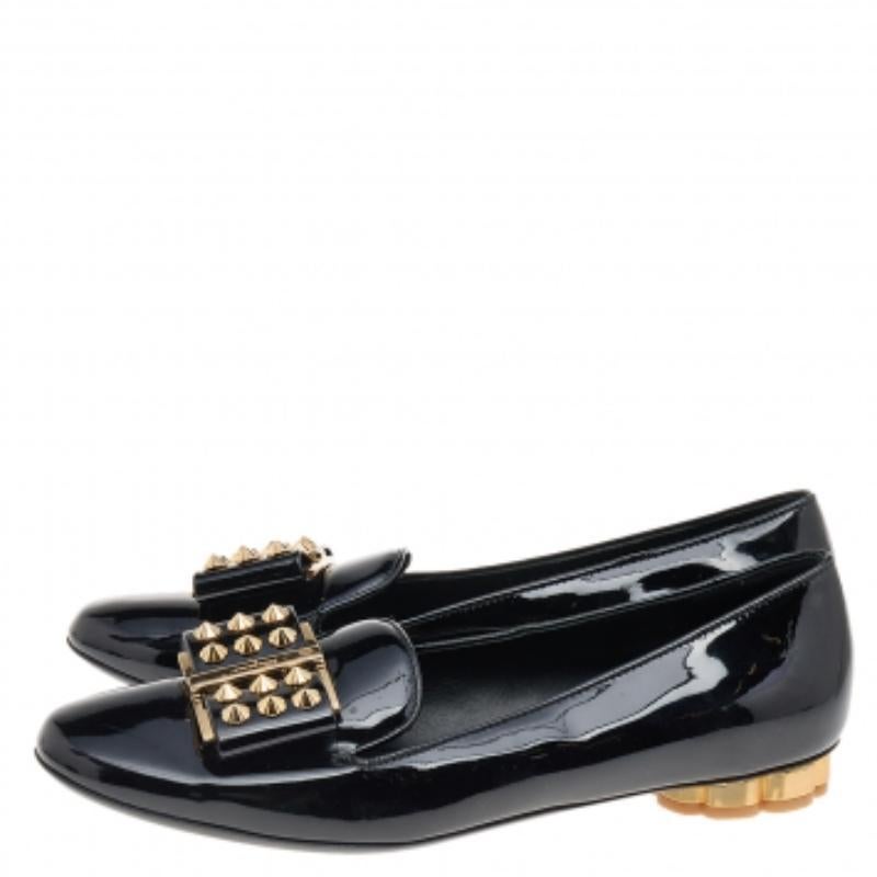 Donna Salvatore Ferragamo Pantofole da fumo in vernice nera misura 36,5 in vendita
