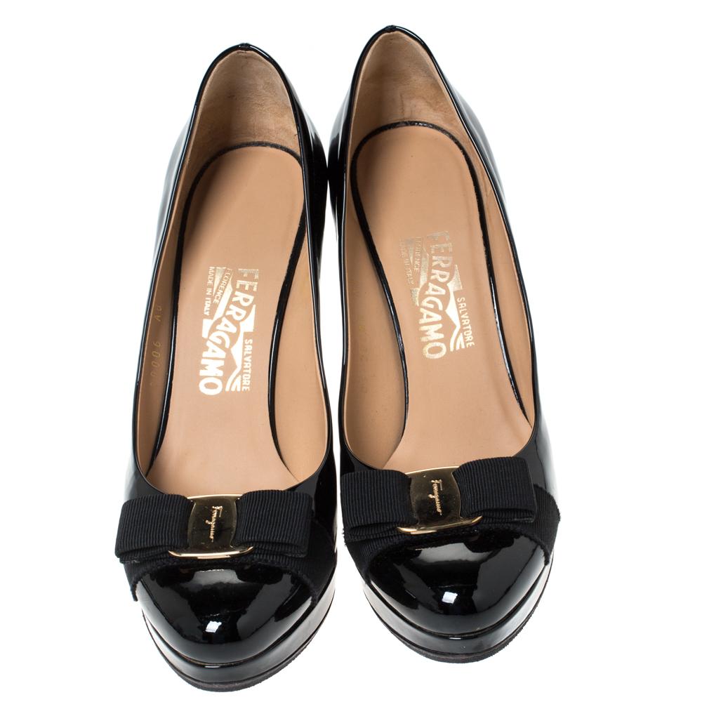 Salvatore Ferragamo Bombas de plataforma con cuña Tosca de charol negro talla 40 Negro