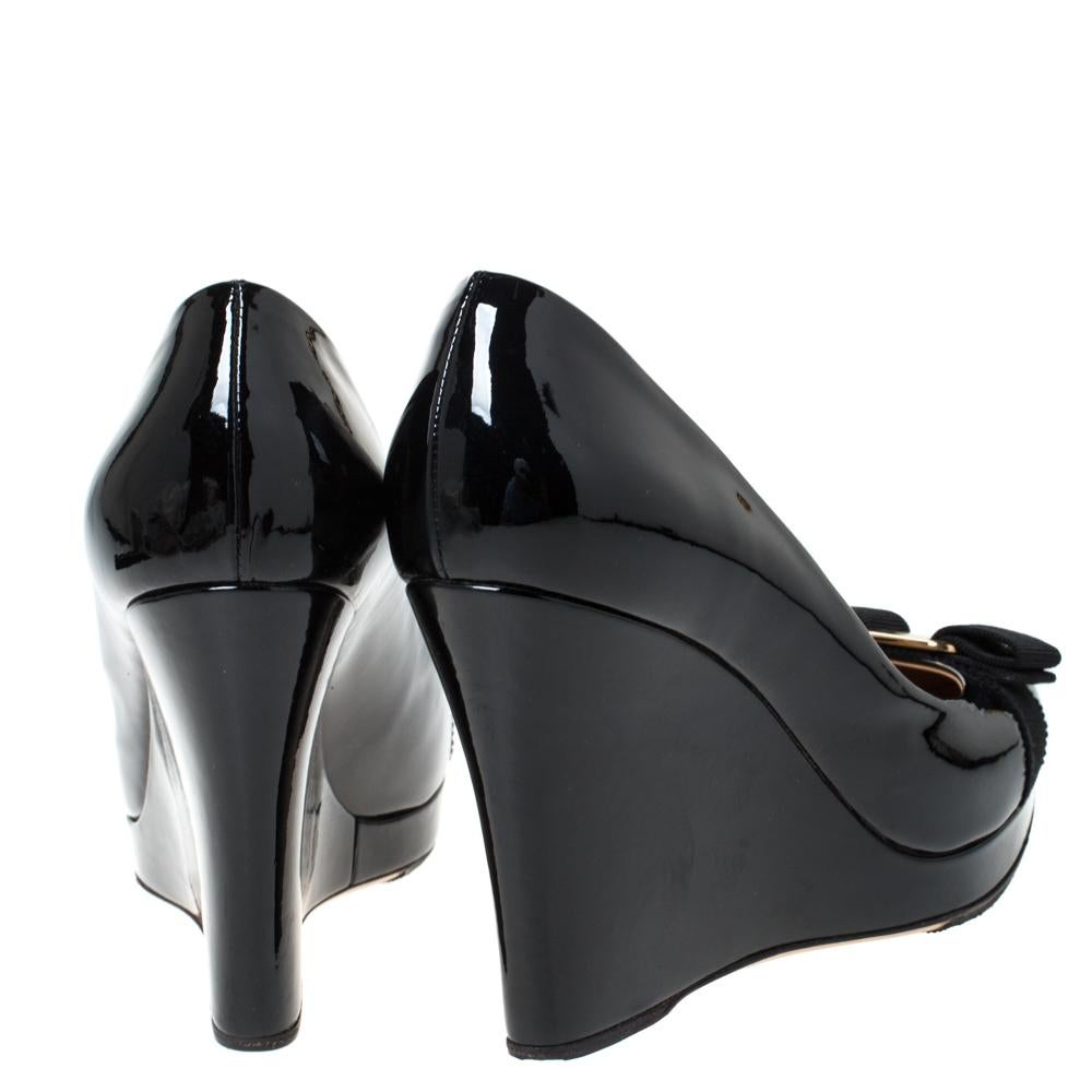Salvatore Ferragamo Bombas de plataforma con cuña Tosca de charol negro talla 40 en Bastante bueno Estado en Dubai, Al Qouz 2
