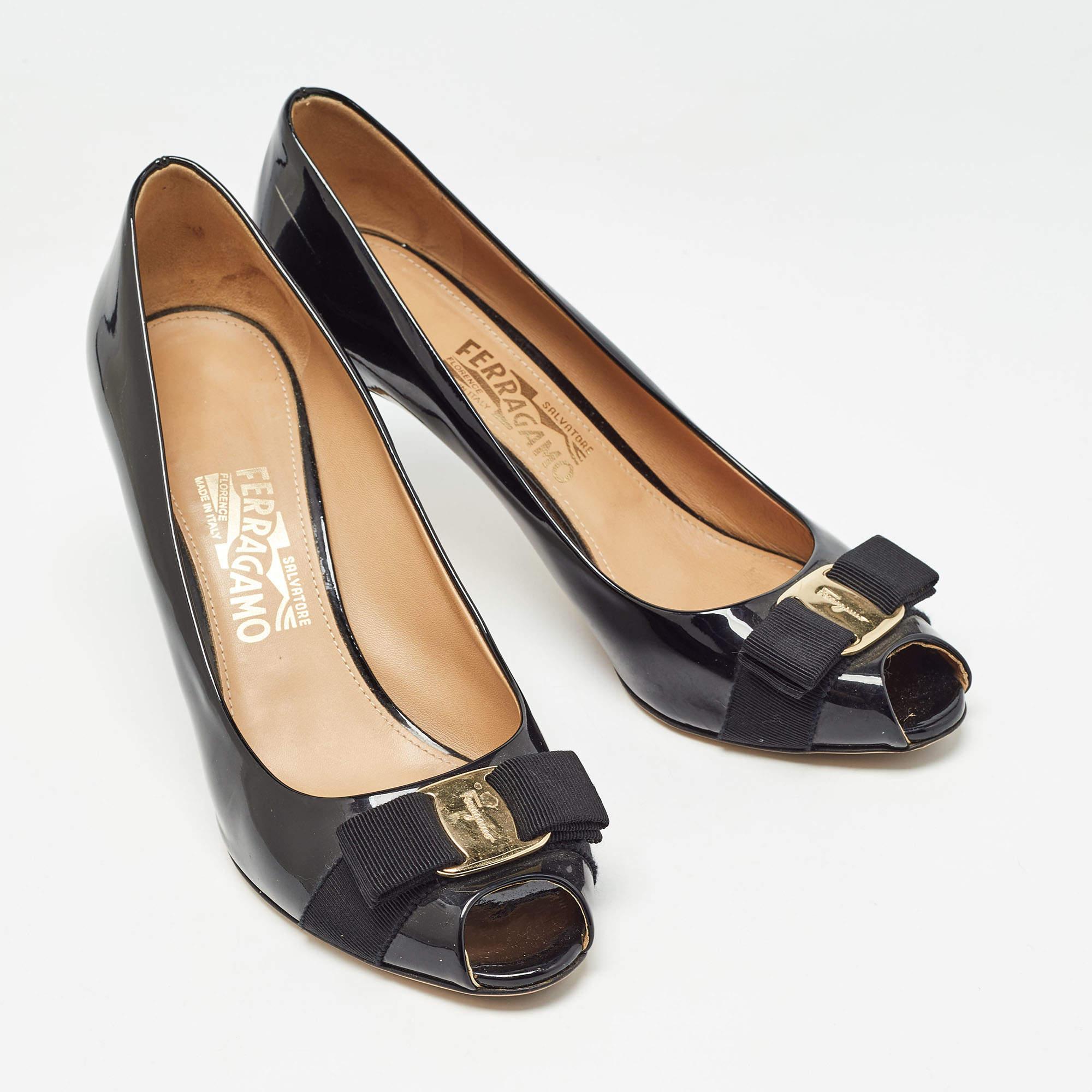 Salvatore Ferragamo - Escarpins en cuir verni noir avec nœud Taille 40.5 Bon état - En vente à Dubai, Al Qouz 2
