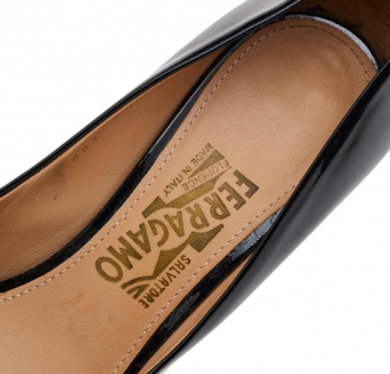 Salvatore Ferragamo - Escarpins en cuir verni noir avec nœud Taille 41 en vente 3