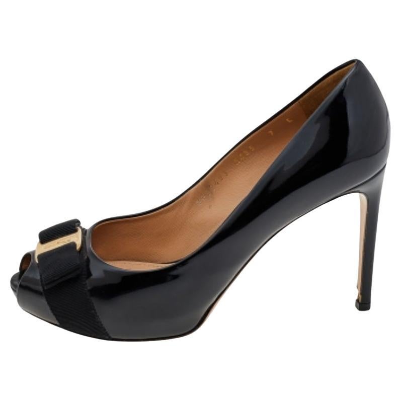 Salvatore Ferragamo - Escarpins en cuir verni noir avec nœud Taille 41 en vente