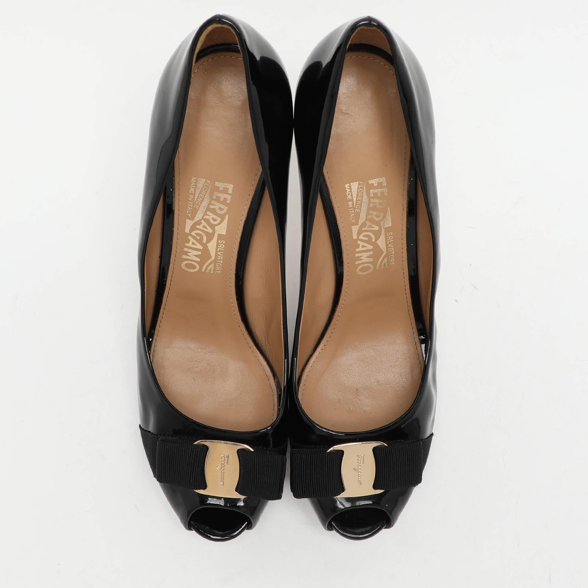 Salvatore Ferragamo Bombas de charol negro con lazo Vara Talla 40 Negro en venta