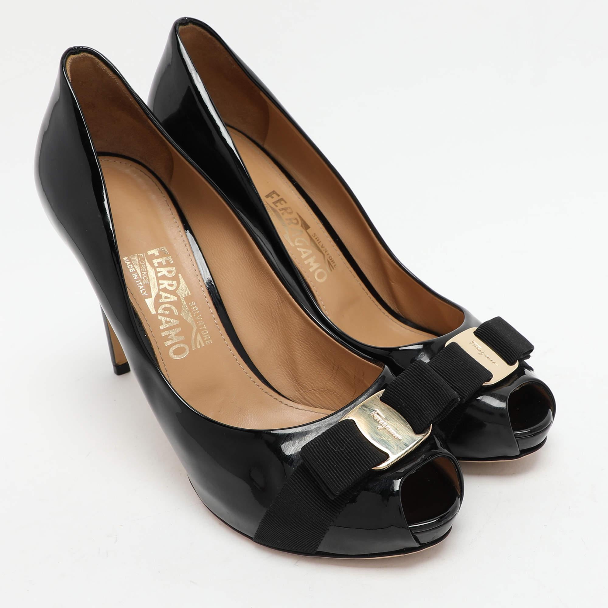 Salvatore Ferragamo Bombas de charol negro con lazo Vara Talla 40 en Bueno estado para la venta en Dubai, Al Qouz 2