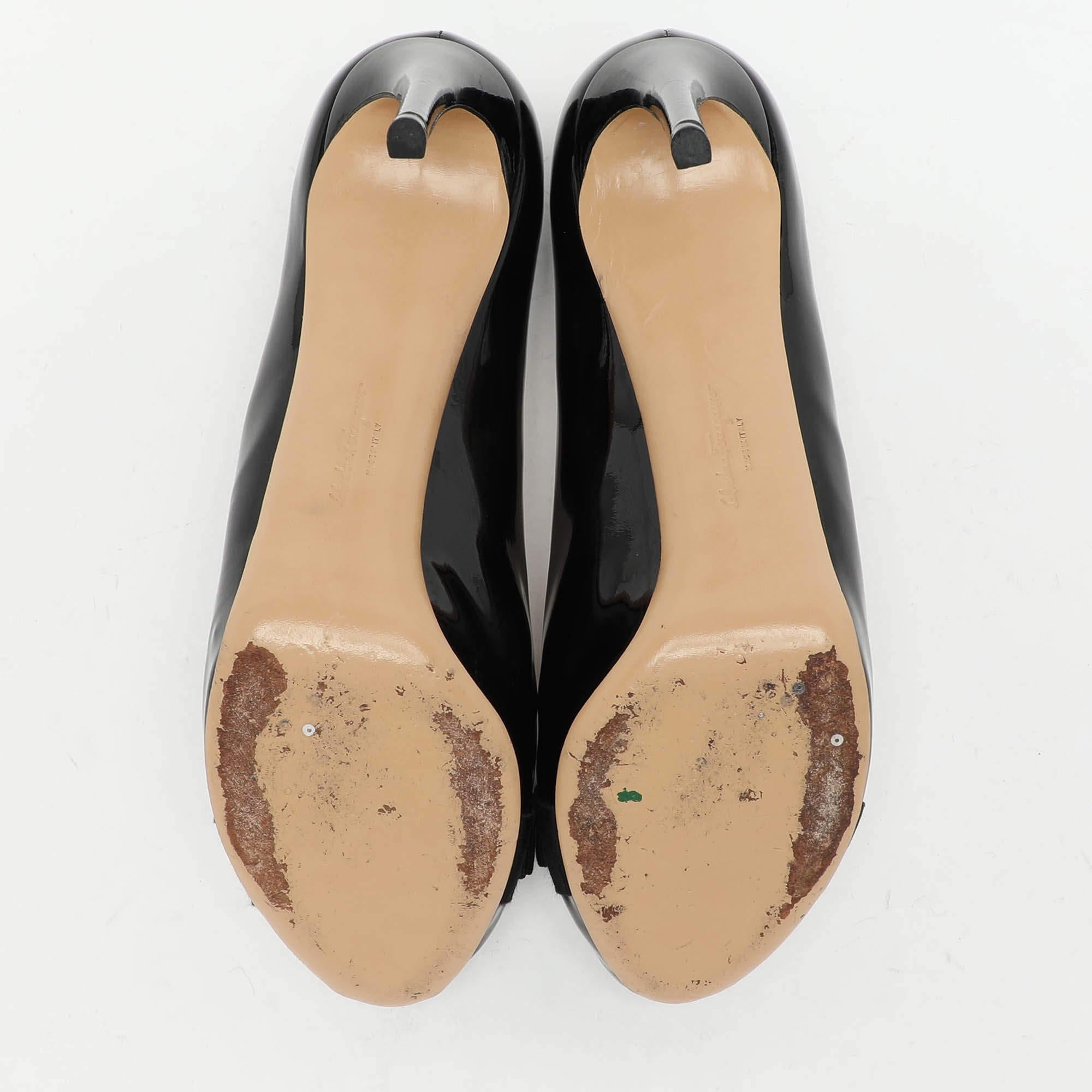 Salvatore Ferragamo Bombas de charol negro con lazo Vara Talla 40 en venta 1