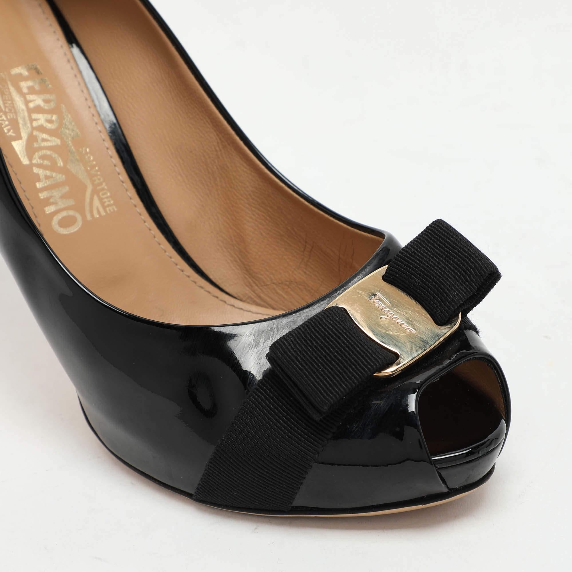 Salvatore Ferragamo Bombas de charol negro con lazo Vara Talla 40 en venta 2
