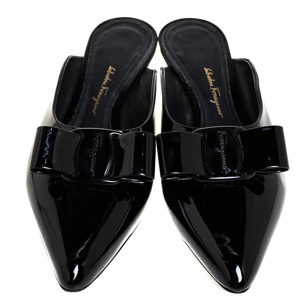 Look chic and fabulous with these Salvatore Ferragamo mules. Made from black patent leather, they feature stunning pointed toes, bow detailing, and black-tone hardware. Standing on 2.5 cm heels, the padded insoles are lined with leather and feature