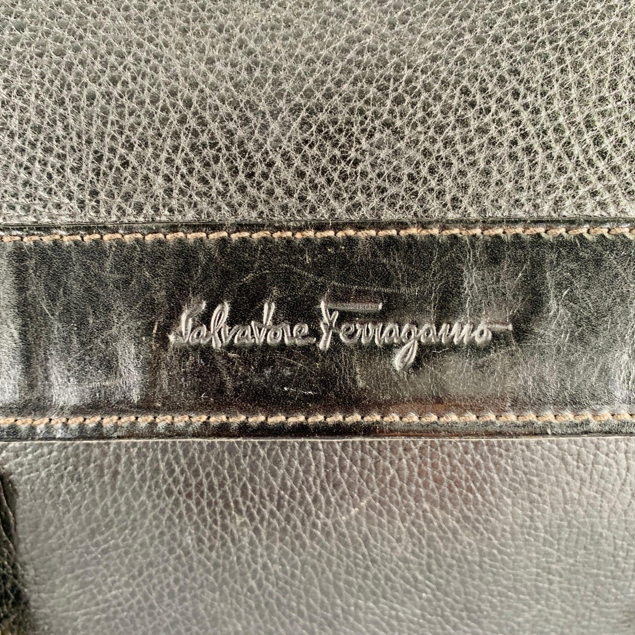 SALVATORE FERRAGAMO Umhängetasche
aus schwarzem, genarbtem Kieselsteinleder mit verstellbarem Riemen, drei Innenfächern und verstecktem Doppeldruckverschluss mit silberfarbenen Metallschnallendetails. Made in Italy. sehr guter gebrauchter Zustand.