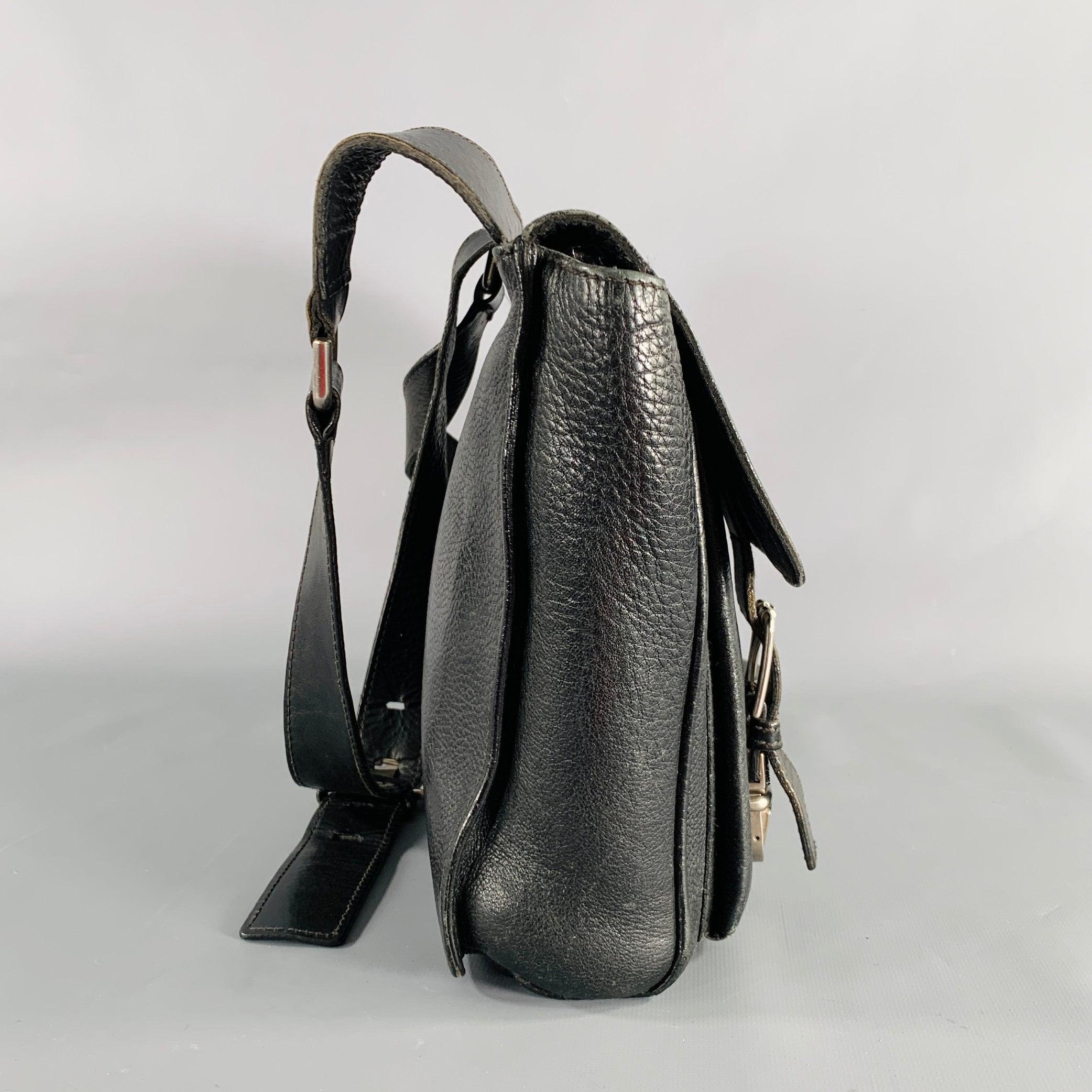 SALVATORE FERRAGAMO Schwarzes Pebble Grain Leder mit doppelter Schnalle Messenger Bag im Zustand „Gut“ in San Francisco, CA