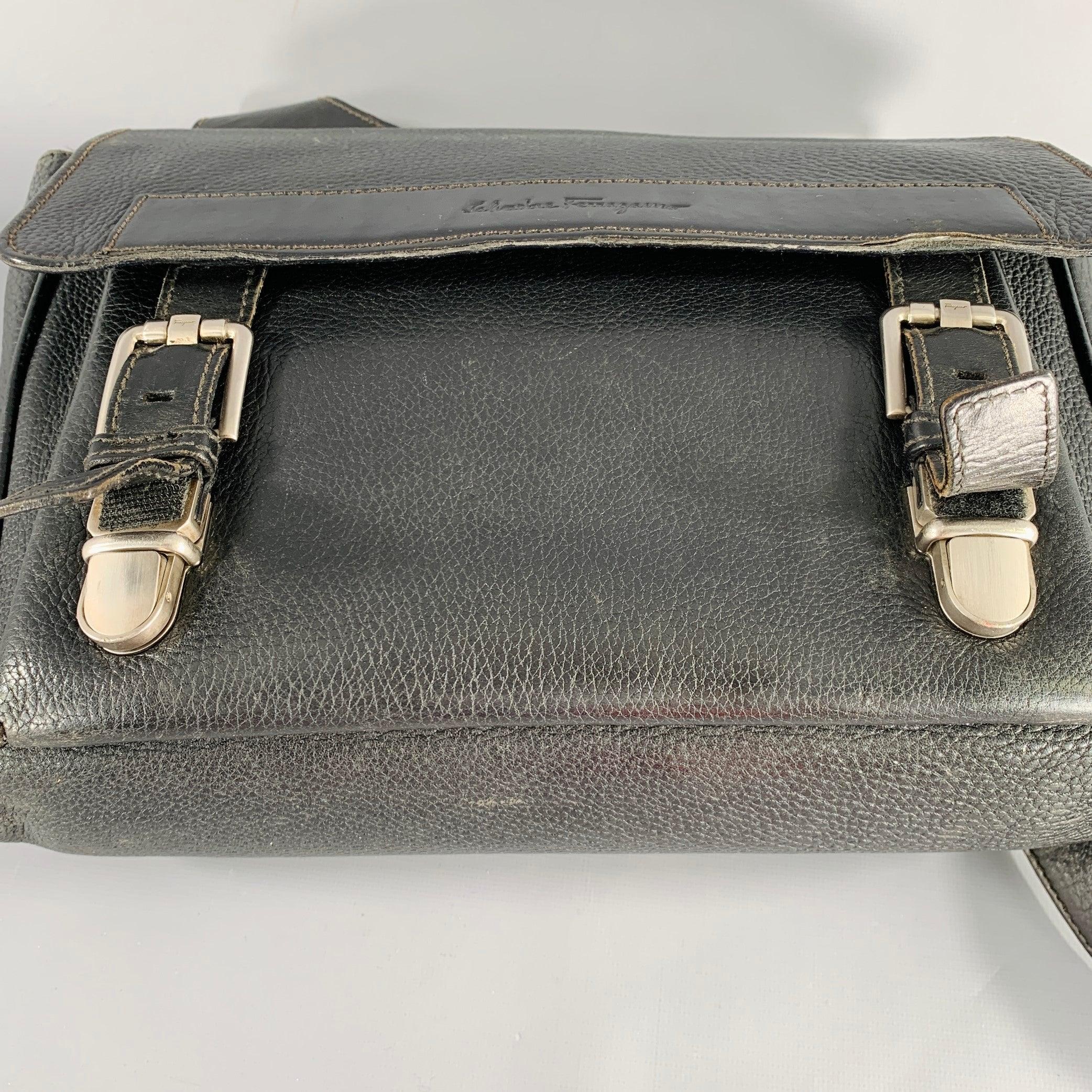 SALVATORE FERRAGAMO Schwarzes Pebble Grain Leder mit doppelter Schnalle Messenger Bag 2