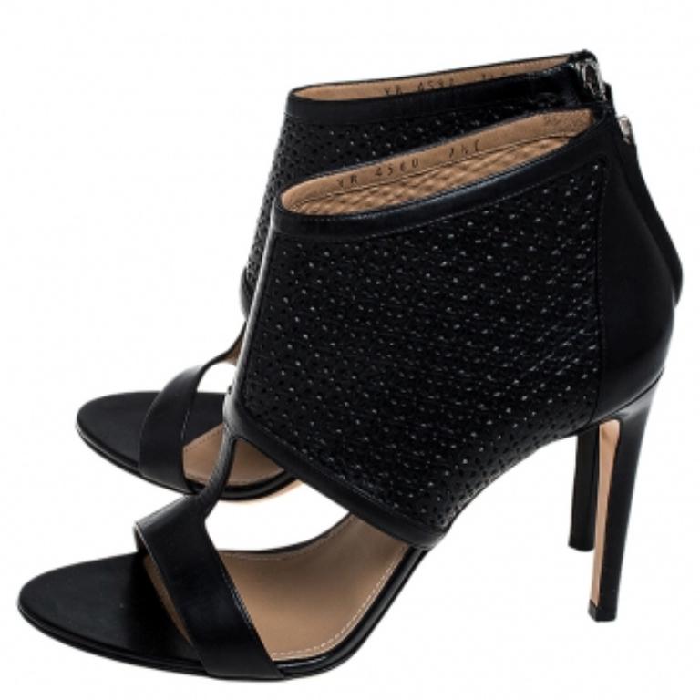 Lassen Sie Ihre Füße sprechen in diesen herrlichen Pacella Open-Toe Booties. Dieses Paar von Salvatore Ferragamo ist aus perforiertem Leder gefertigt und strahlt Luxus und kantigen Stil aus. Sie haben eine offene Zehenpartie, eine Innensohle aus