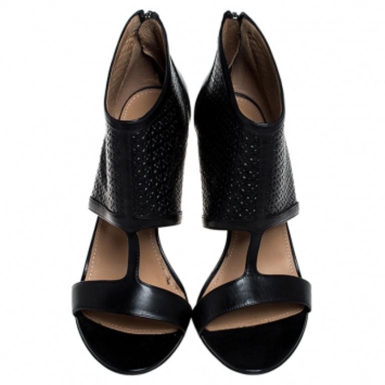 Salvatore Ferragamo Schwarz Perforiertes Leder Pacella Open-Toe Booties Größe 38 Damen im Angebot