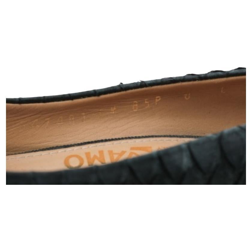 La estética atemporal y la artesanía estelar de Salvatore Ferragamo en la fabricación de calzado quedan patentes en estos versátiles zapatos de salón Vara Bow. Confeccionadas en piel de pitón negra, están adornadas con el detalle Vara Bow en la