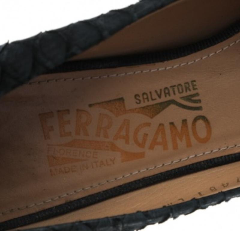 Salvatore Ferragamo Bombas con lazo Vara de piel de pitón negra Talla 38.5 Negro en venta
