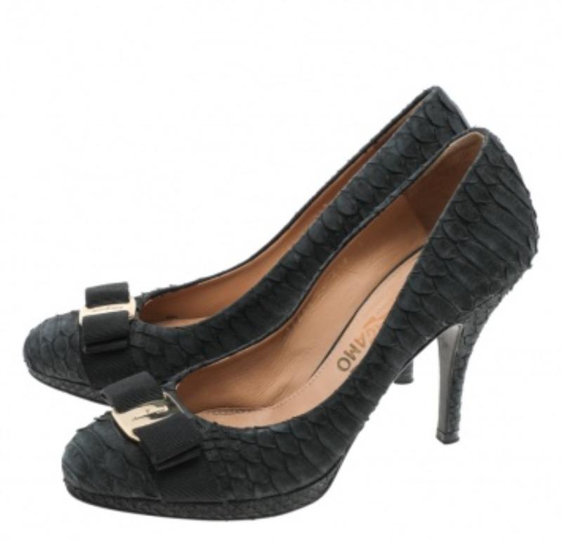 Salvatore Ferragamo Bombas con lazo Vara de piel de pitón negra Talla 38.5 en Bastante bueno estado para la venta en Dubai, Al Qouz 2