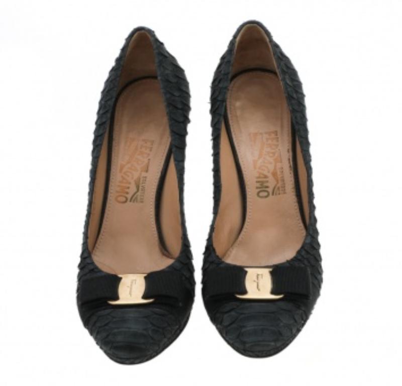 Salvatore Ferragamo Bombas con lazo Vara de piel de pitón negra Talla 38.5 en venta 1