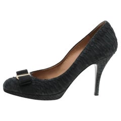 Salvatore Ferragamo Bombas con lazo Vara de piel de pitón negra Talla 38.5