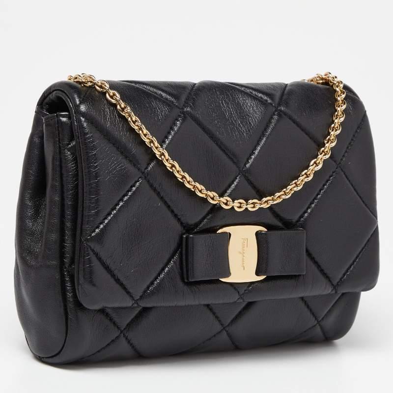 This shoulder bag by Salvatore Ferragamo is stylish and perfect for day-outs or evenings. Crafted from quality leather in black, it is styled with a shoulder chain and the Vara Bow on the flap closure.

