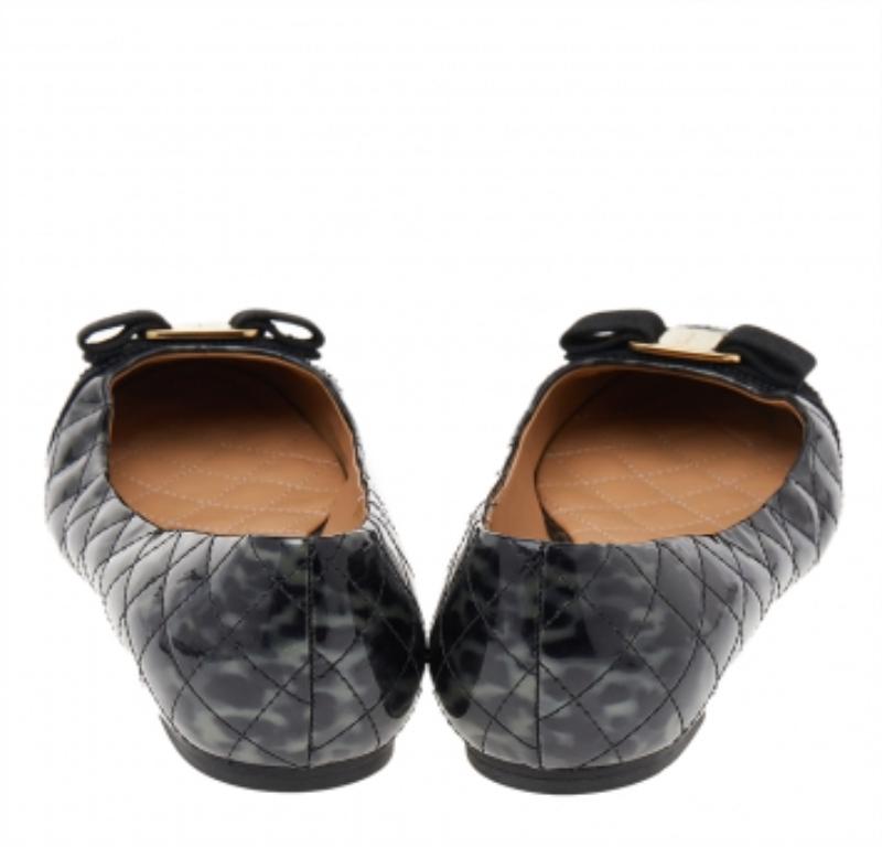 Salvatore Ferragamo Black Quilted Patent Leather Vara Bow Ballet Flats Size 40 In Good Condition In Dubai, Al Qouz 2