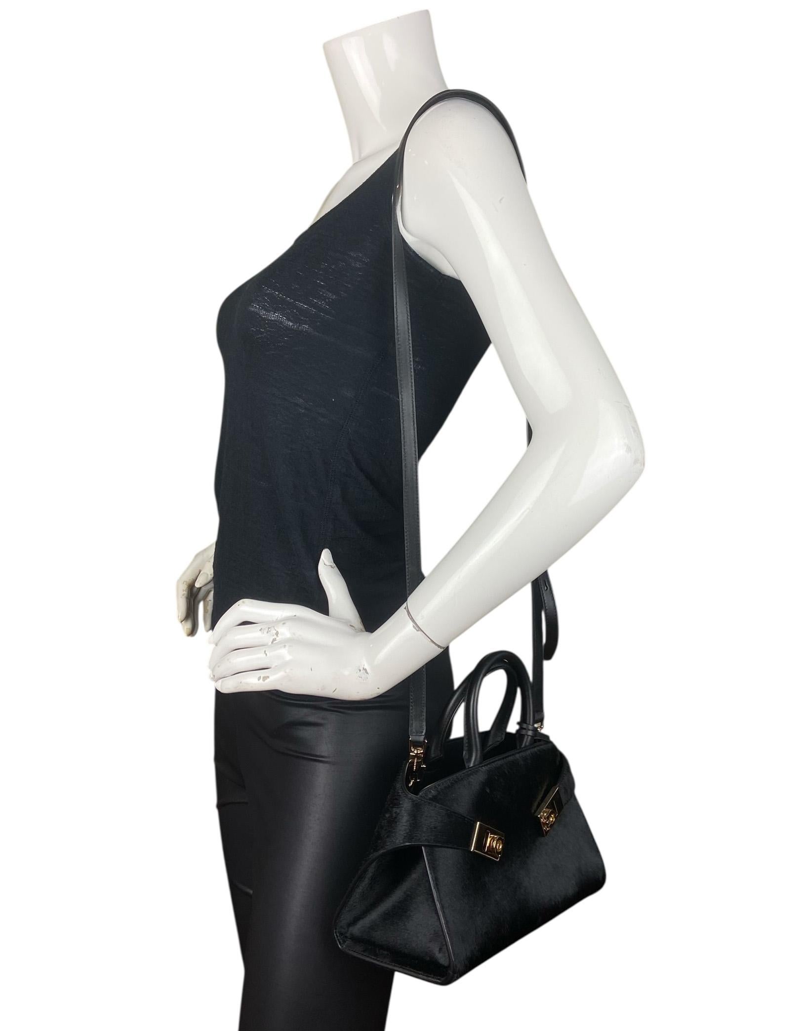 Salvatore Ferragamo Schwarz/Rot Flamme Pony Haar Top Handle Hug Bag. Mit abnehmbarem Schultergurt. 

Hergestellt in: Italien
Farbe: Schwarz mit Rot
Hardware: Goldtone
MATERIALIEN: Ponyhaar und Kalbsleder
Innenfutter: Rotes Leder
Verschluss/Öffnung: