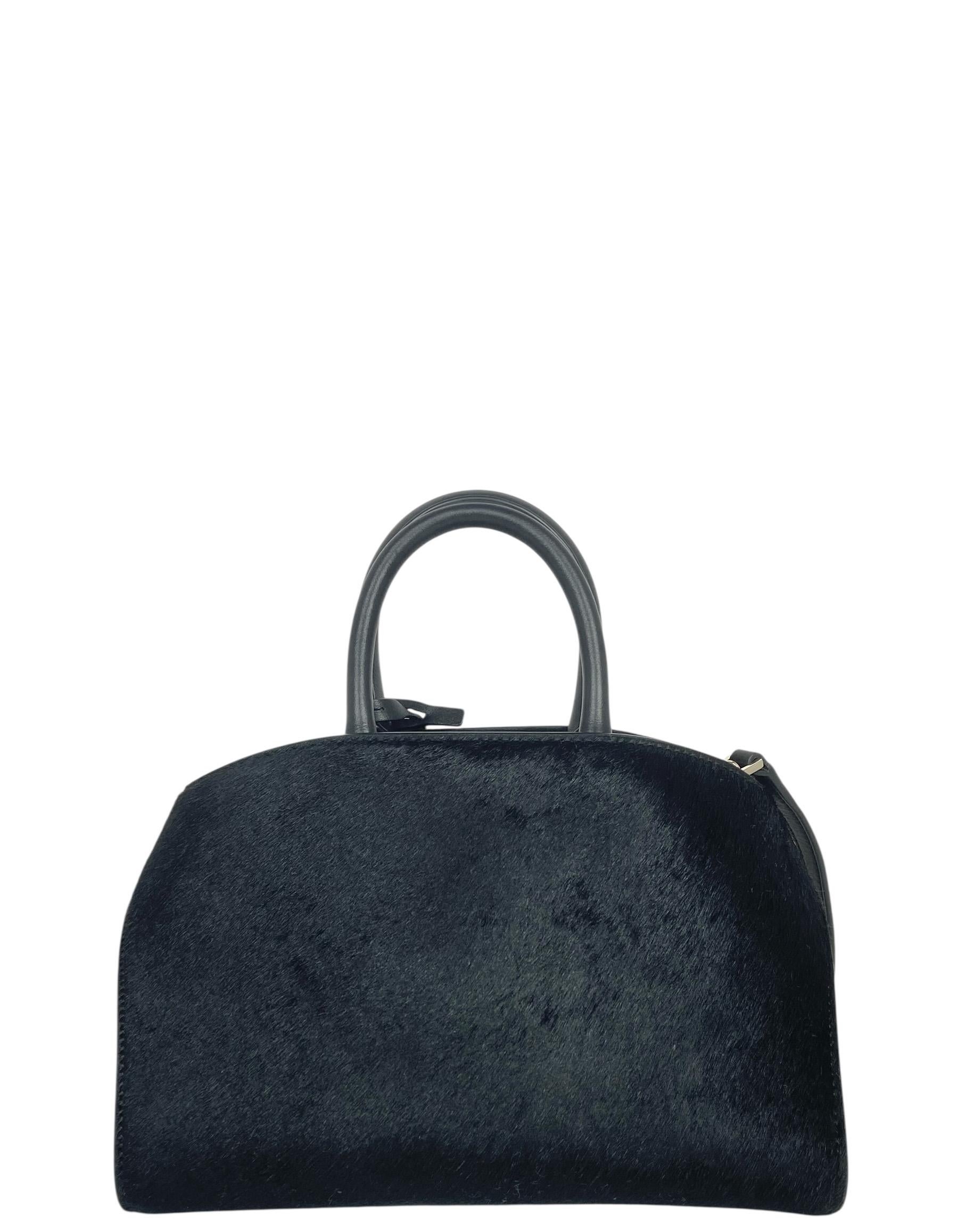 Salvatore Ferragamo Schwarz/Rot Flamme Pony Haar Top Handle Hug Tasche im Zustand „Hervorragend“ im Angebot in New York, NY