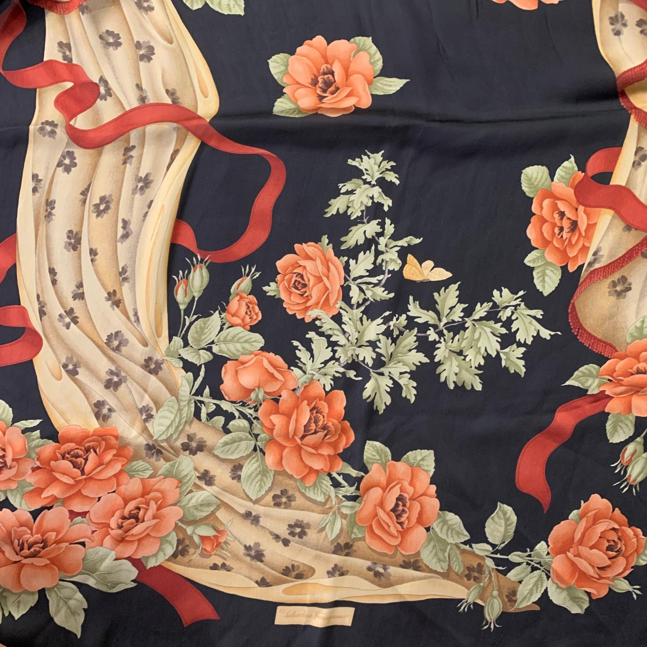 Châle SALVATORE FERRAGAMO
en soie noire et rouge avec un motif floral rouge et des rideaux drapés.Très bon état d'usage. Signes mineurs d'usure. 

Mesures : 
  68 x 27 pouces 
  
  
 
Référence Sui Generis : 138551
Catégorie : Foulards et