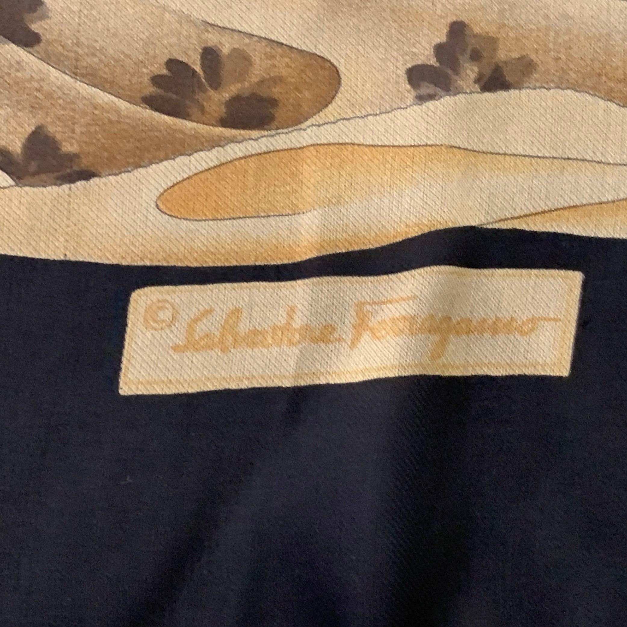 SALVATORE FERRAGAMO Foulard en soie à fleurs rouge noir Châle Bon état - En vente à San Francisco, CA