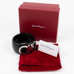 Salvatore Ferragamo Schwarzer Harz-Armreif mit Chrom-Logo in Box